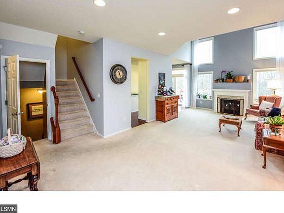 3rd image of 527 Sutherland Dr