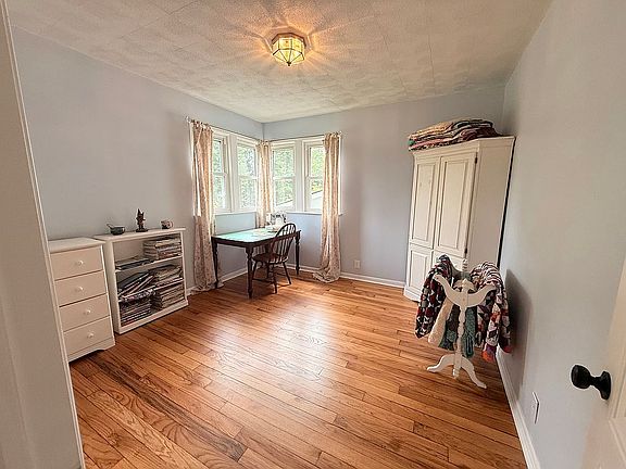 5th image of 61 Holly Ln
