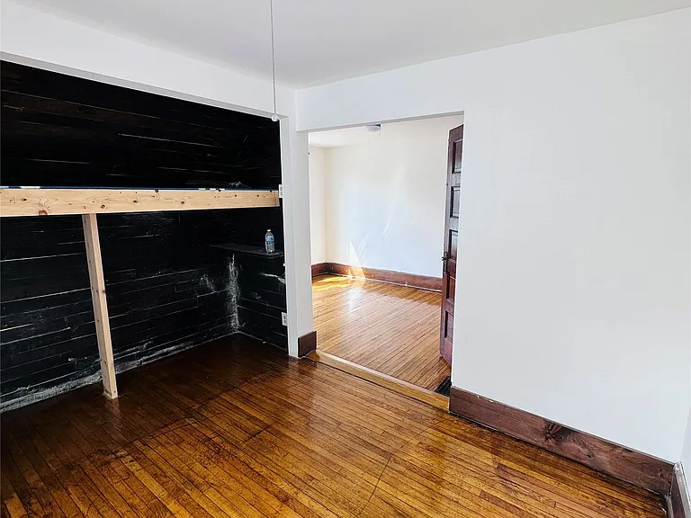 210 Squires Ave — Photo 17
