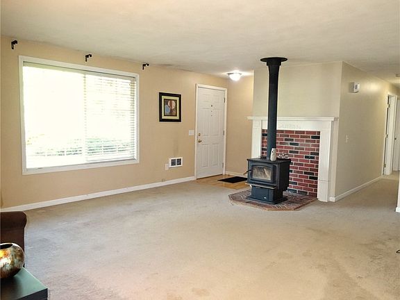 5th image of 1600 Rockcress Dr SE