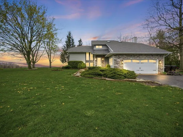 426 Laurel Ln, Valparaiso, IN 46385