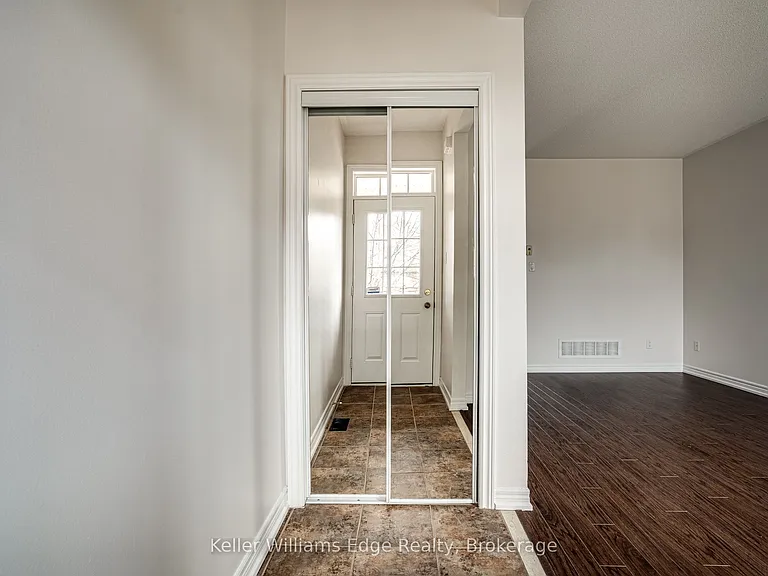 93 Glendarling Cres — Photo 4
