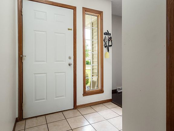 4th image of 966 Candleford Ln