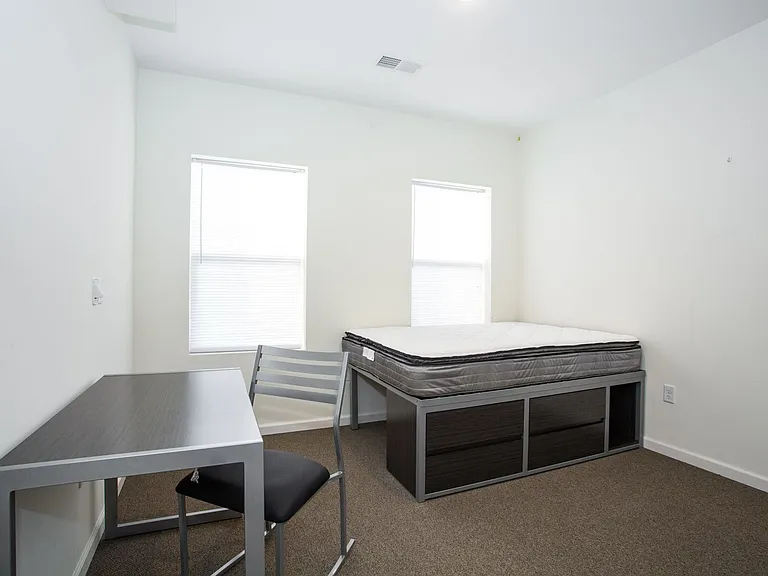 209 W Green St — Photo 1