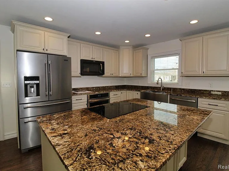 37752 Huron Pointe Dr — Photo 11