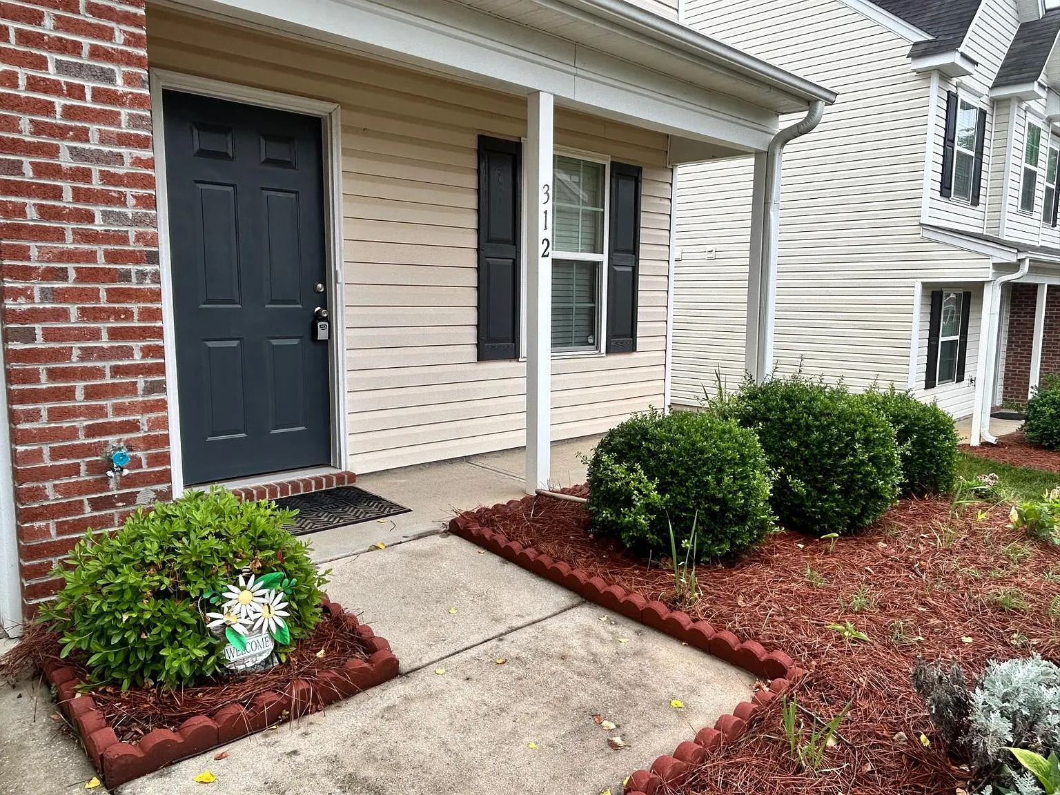 3 bed, 2.5 bath, 1595 sqft, $2,050 — Photo 2