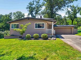 6 The Knolls Ln, Saint Louis, MO 63141
