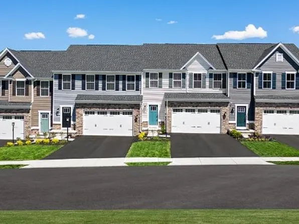 Curtis Cir N, Oakdale, PA 15071