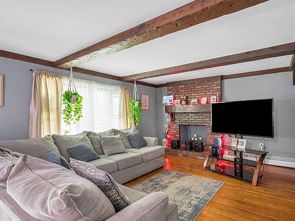 4th image of 76 Maple St