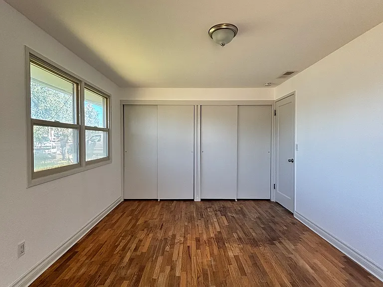 607 S 72nd Ave — Photo 10