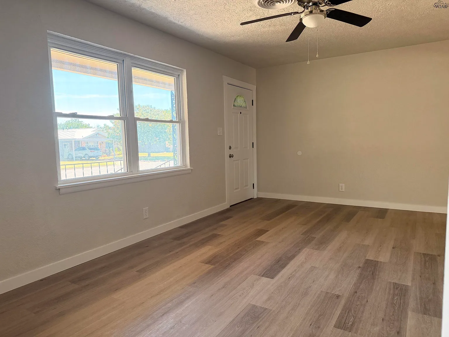 3 bed, 2.0 bath, 1458 sqft, $2,300 — Photo 3