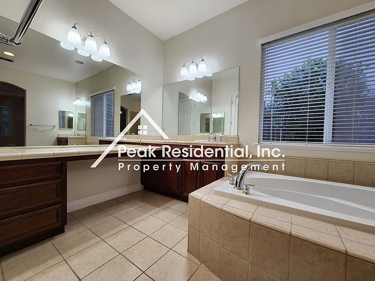 1044 Sandwick Way — Photo 31
