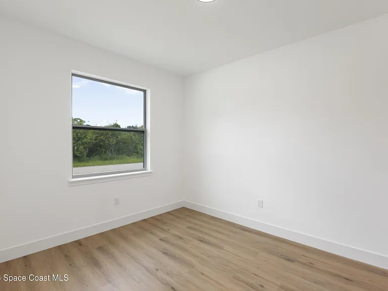 1133 Hanover Ave SW — Photo 4