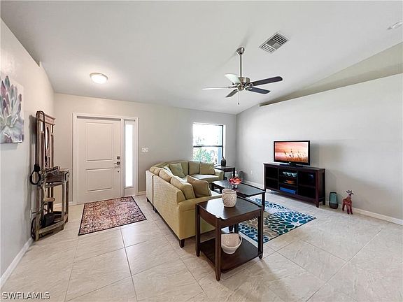 4th image of 717 SE 11th Pl