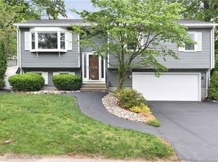 40 Oxford Ave, Woonsocket, RI 02895