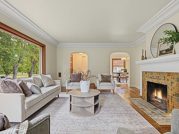 3rd image of 3011 S Manito Blvd