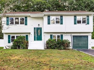 43 Woodbrook Dr, Ridge, NY 11961