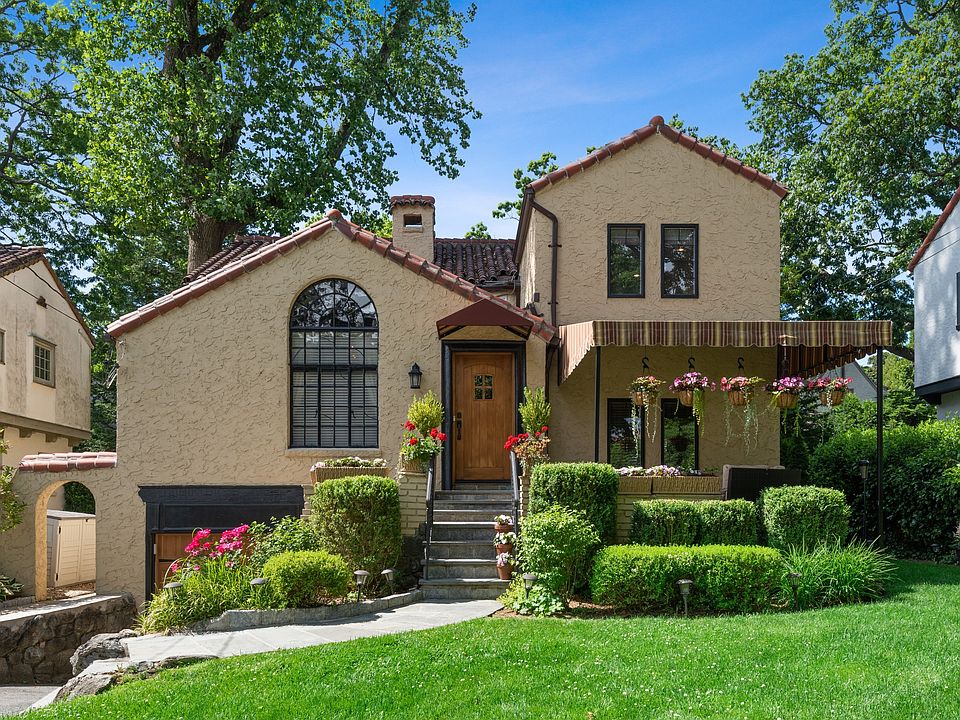 1st image of 8 Leafy Ln