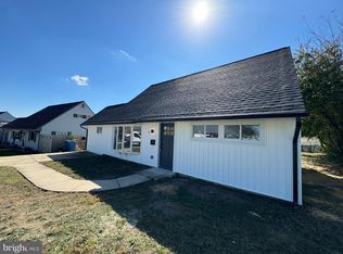 9 Middle Rd, Levittown, PA 19056