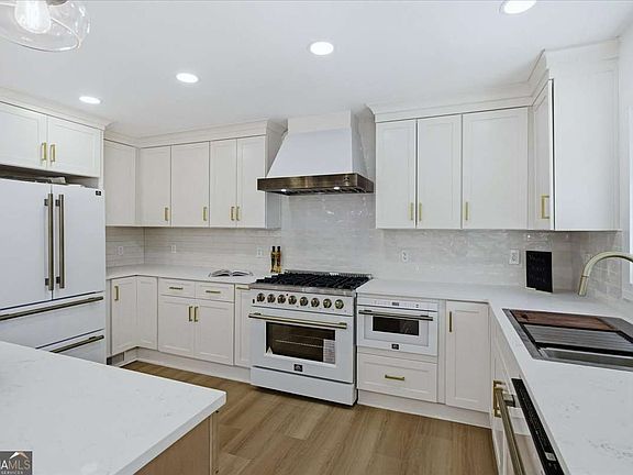 4th image of 2831 Bettis Ct