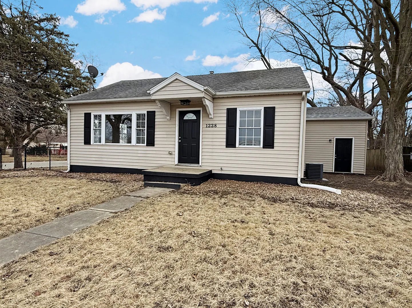 1228 E Grove Ave photo 1