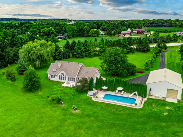 724 Reynolds Rd, Sycamore, IL 60178