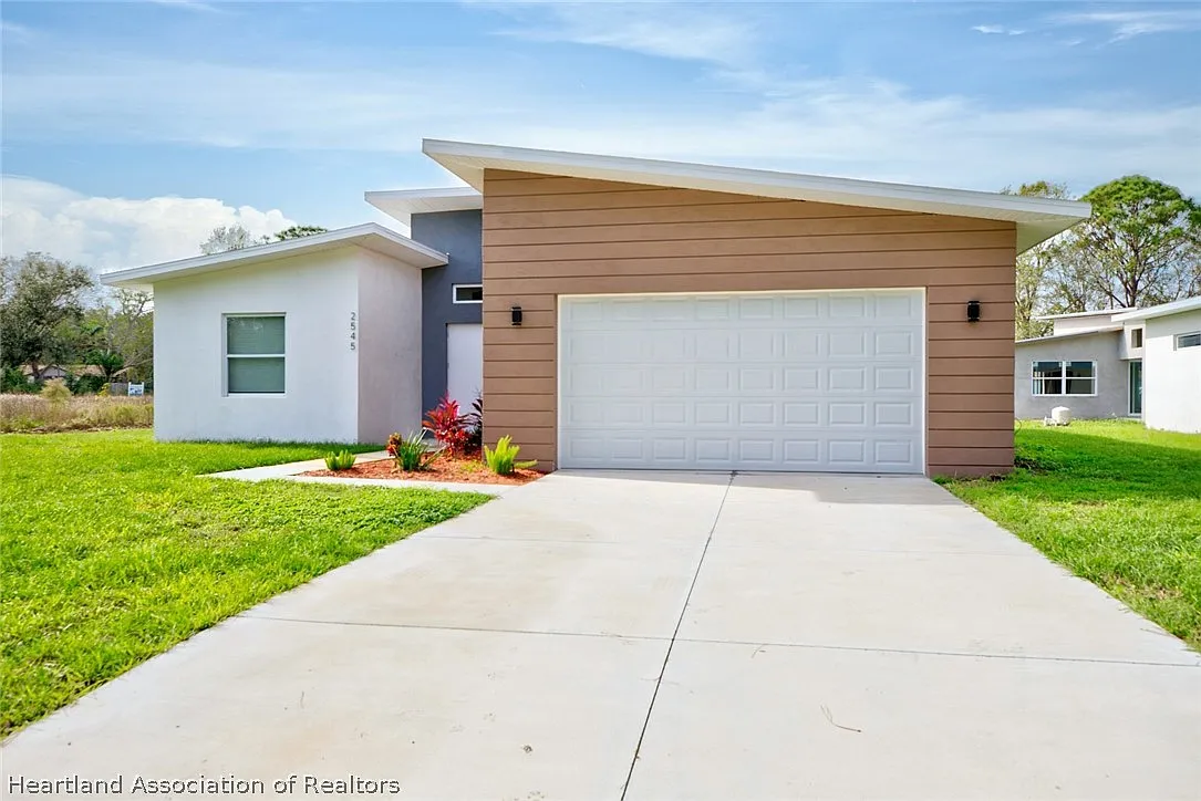 3 bed, 2.0 bath, 1561 sqft, $2,000 — Photo 3