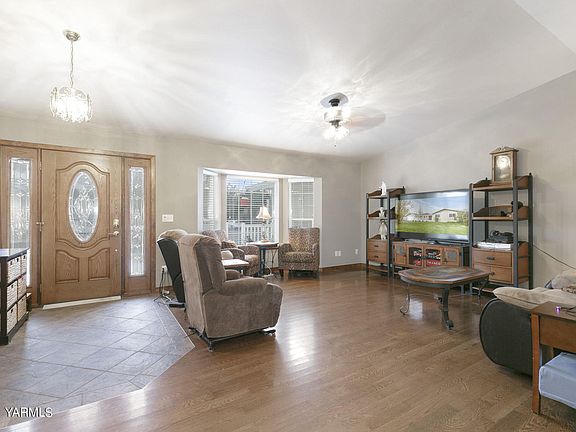 Entry/ Living Room