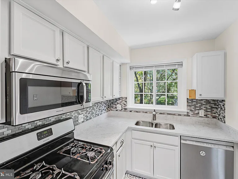 3226 Gunston Rd — Photo 1