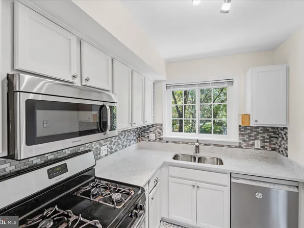 3226 Gunston Rd, Alexandria, VA 22302