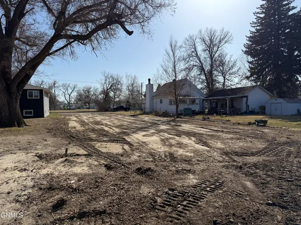 818 6th St SE, Sidney, MT 59270