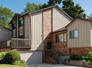 18 Highridge Rd, Willowbrook, IL 60527