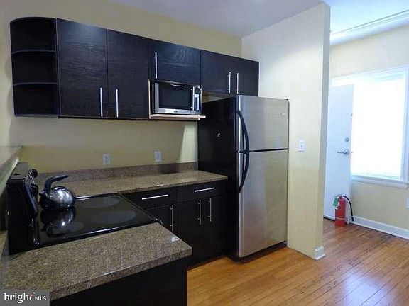3rd image of 222 W 9th St #201