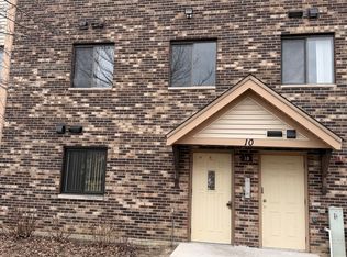 10 Parkside Ct APT 8, Vernon Hills, IL 60061