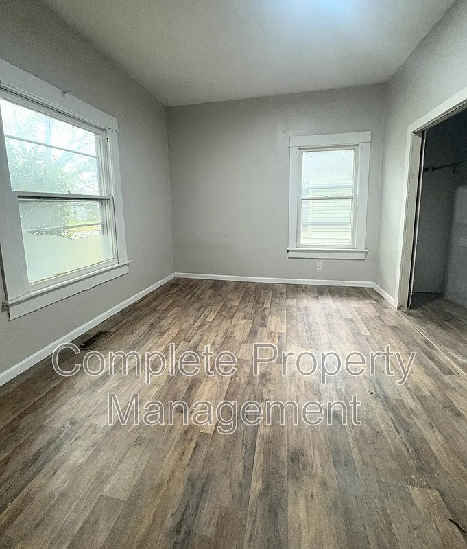 3 bed, 1.0 bath, 1271 sqft, $1,300 — Photo 3