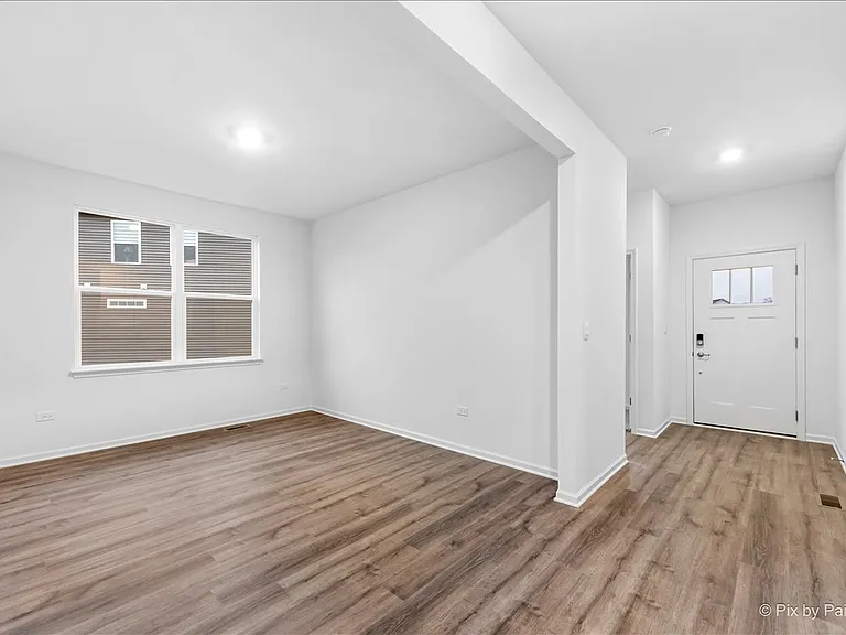 301 Westminster Ct — Photo 4
