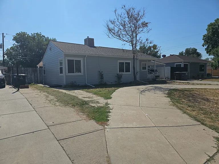 960 S Bryant St — Photo 2