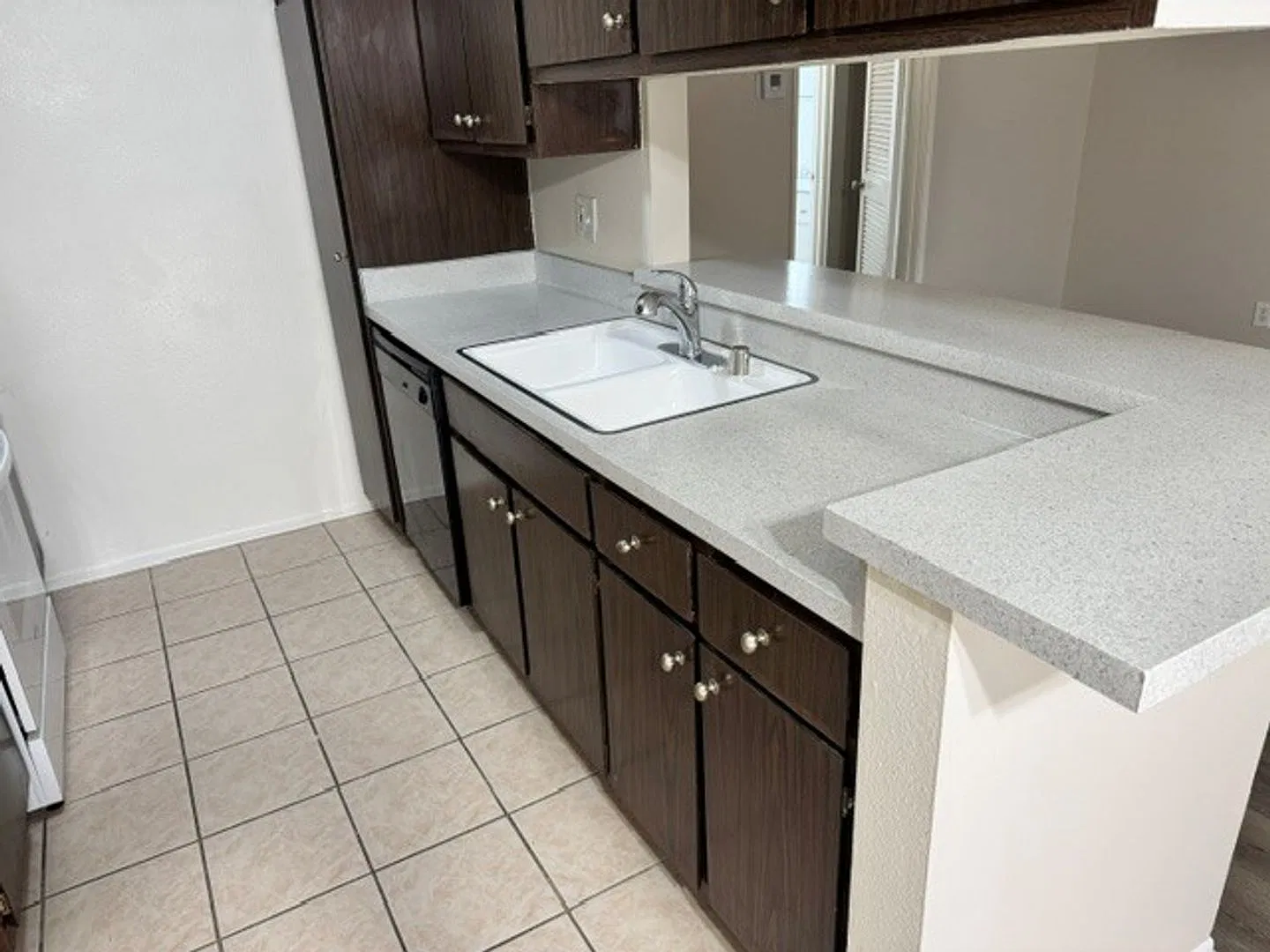 TARZANA WEST APARTMENTS — Photo 3