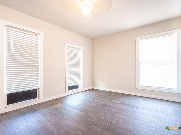 4th image of 1419 E Avenue B
