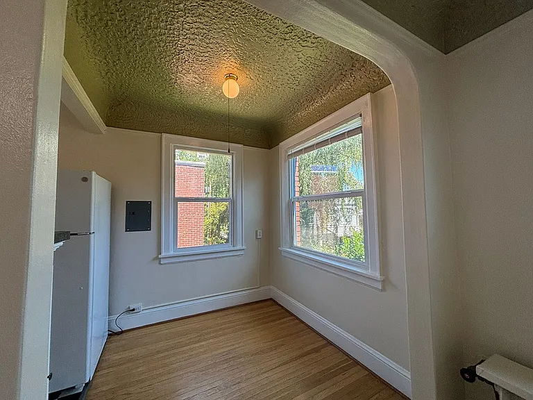 Burgess Apartments — Photo 5