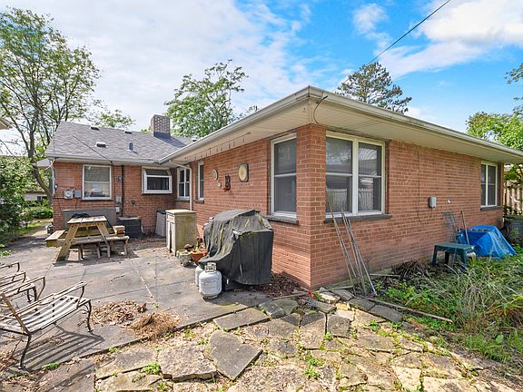 4th image of 2631 Central Dr