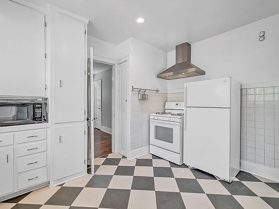 4th image of 1116 Meredith Ave