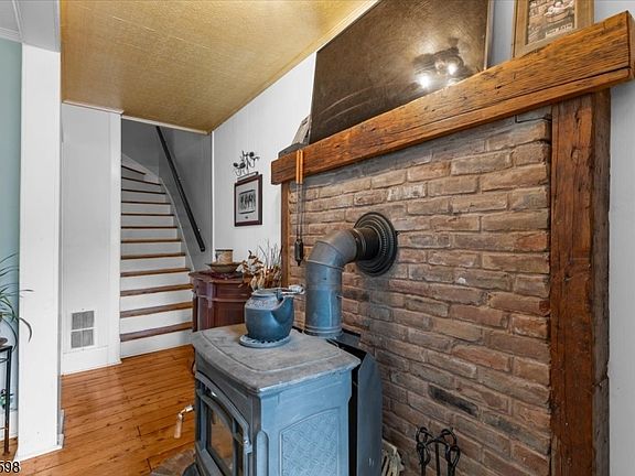 5th image of 424 Hardwick St