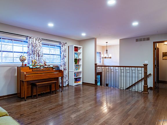 5th image of 67 Kenilworth Ave