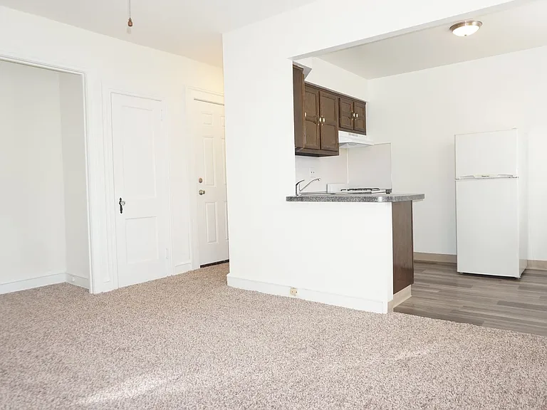 Montrose Apartments — Photo 5