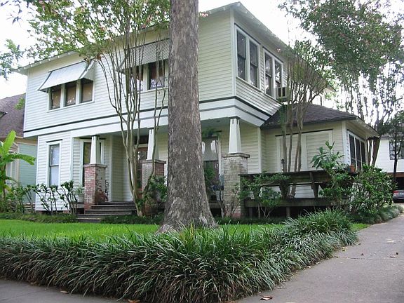 Driveway view of property.