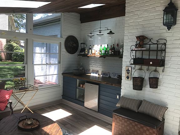Sunroom w wet bar 