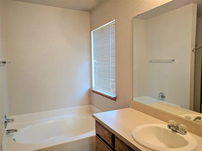 2821 E Lake Dr — Photo 6