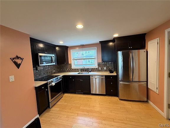 4th image of 110 Meeker Ave