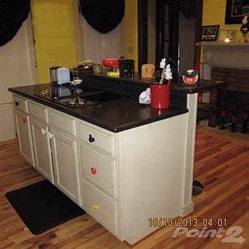 Kitchen island & bar